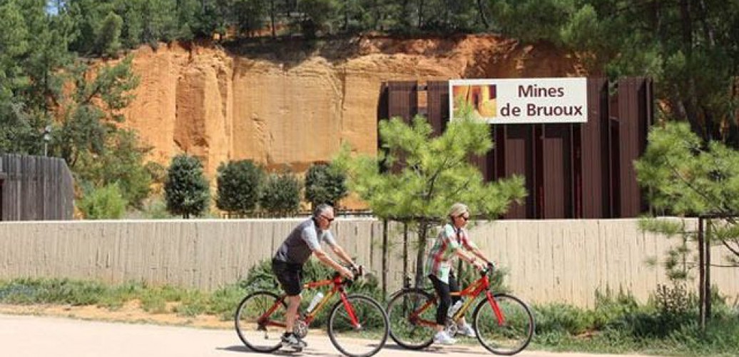 Fietsen door het okerkleurige landschap