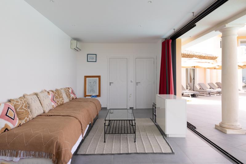 Poolhouse met TV 