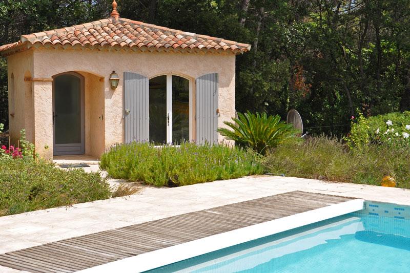 Het poolhouse voorzien van WC en douche