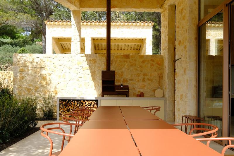 Overdekt BBQ area met pizza oven