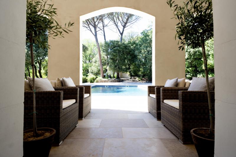 Zicht vanuit het poolhouse