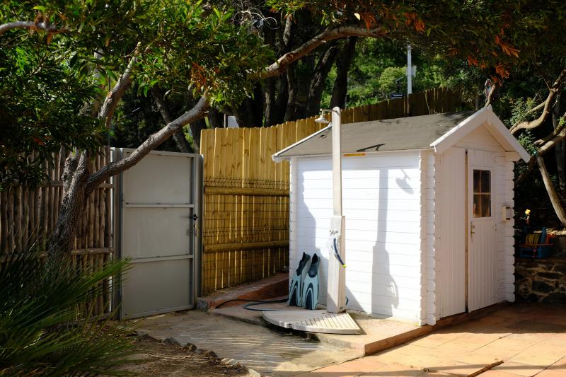 Buitendouche en poort naar strand