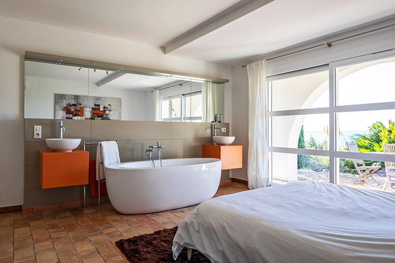 Slaapkamer met design bad