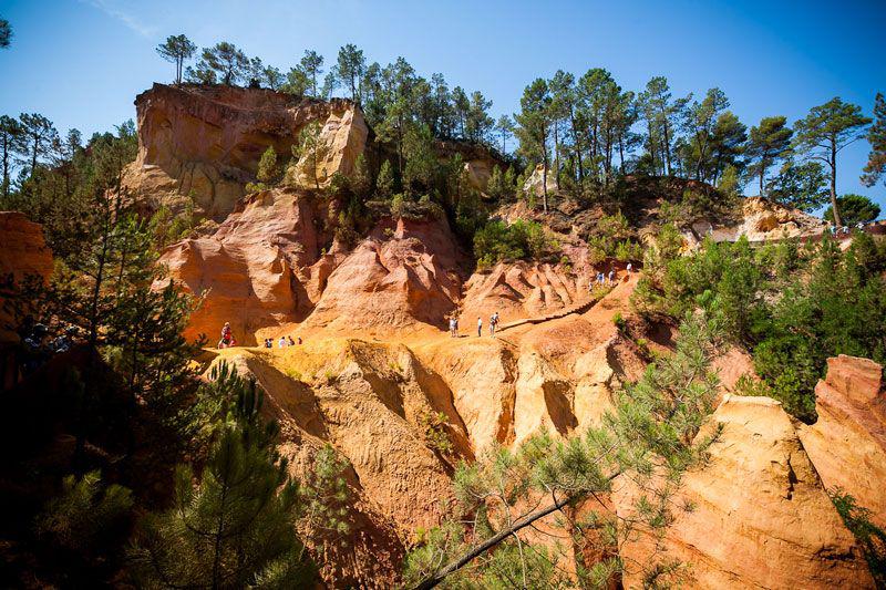 De beroemde gekleurde rotsen van Roussillon