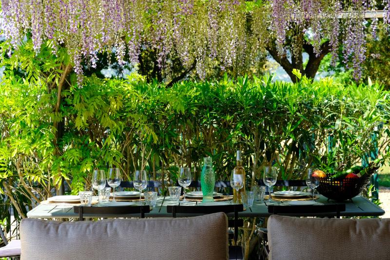 Tafel bij poolhouse
