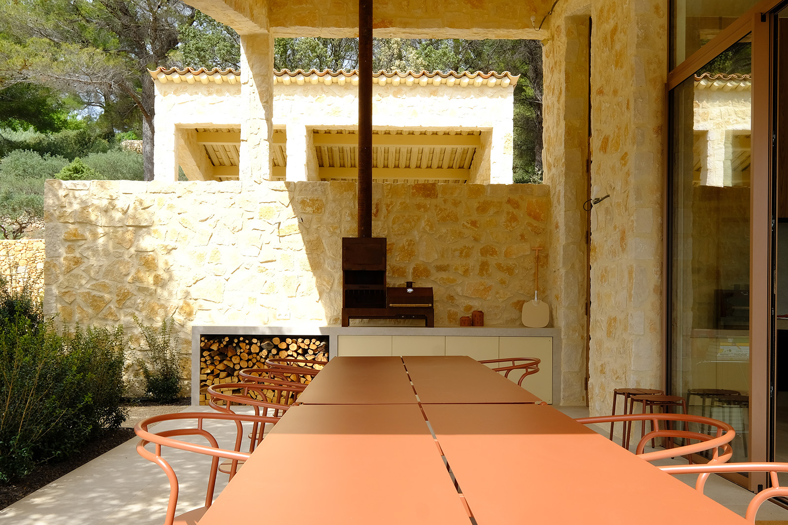 Overdekt BBQ area met pizza oven