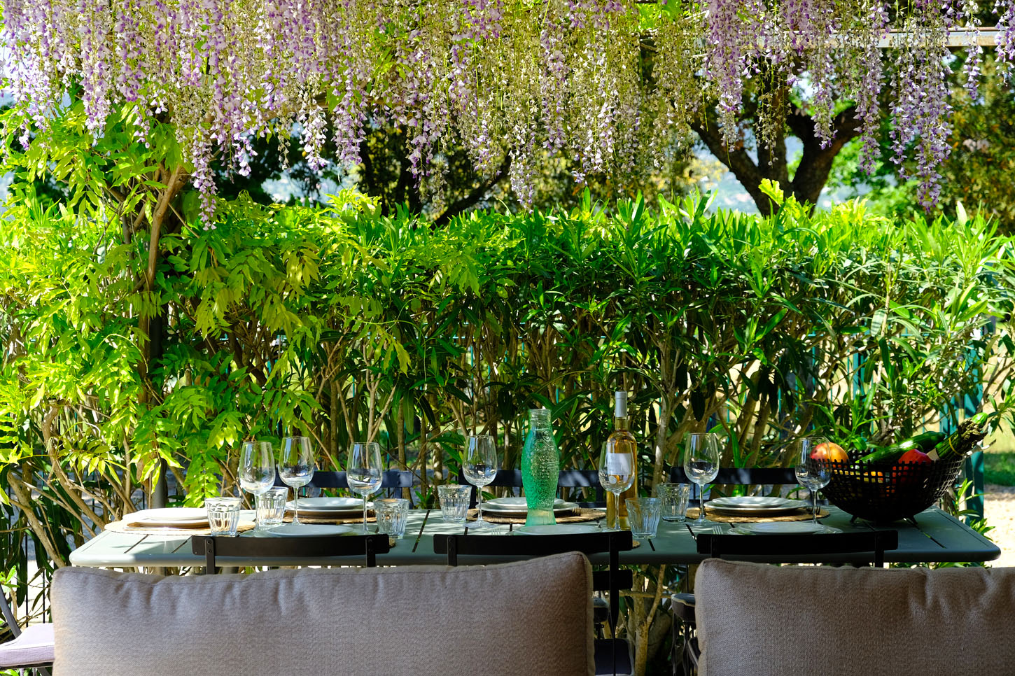 Tafel bij poolhouse