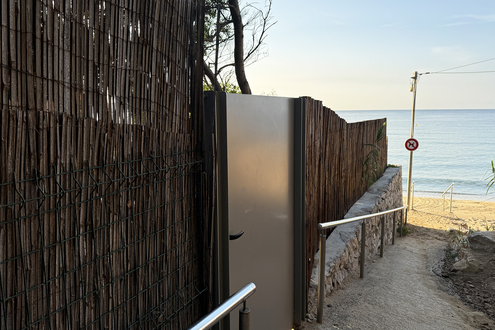 Tuinpoort naar strand