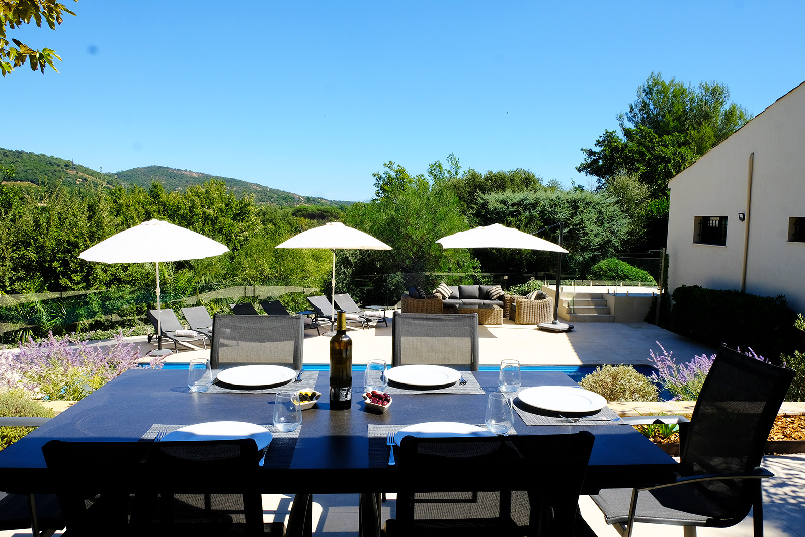 Tafel bij poolhouse