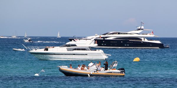 Boten bij strand Ramatuelle